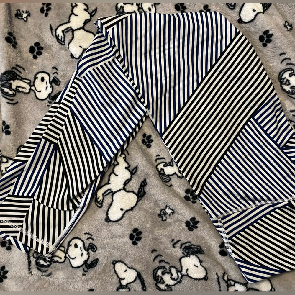 3/$21 Old Navy Active Go Dry Leggings Blue/Black lines Medium